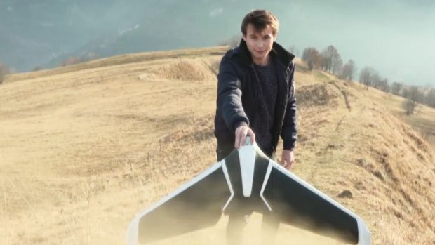 preview image for Papierflieger-Stil: Flügel-Drohne startet aus der Hand
